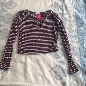 Criss cross v neck cropped long sleeve